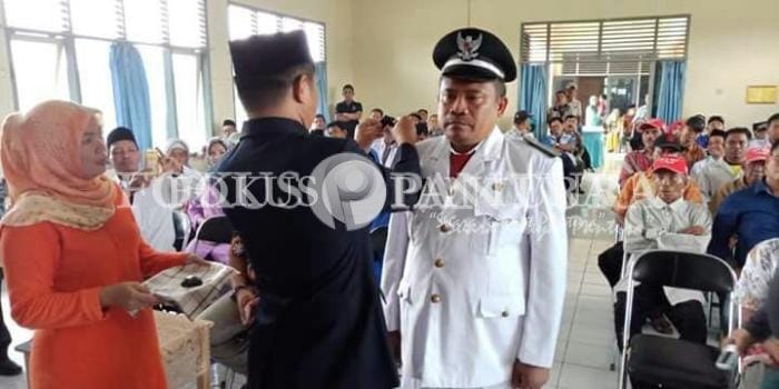 Camat Kedokanbunder Andri M.Shaleh menyempatkan tanda pelantikan